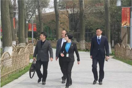 江苏省委宣传部在隆力奇调研国防教育工作