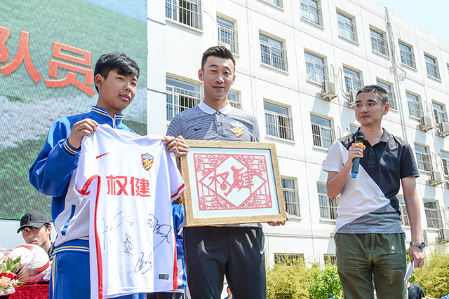 推进校园足球发展 天津权健足球队走进天津大