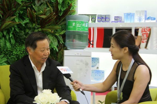 隆力奇董事长徐之伟接受媒体采访.JPG 隆力奇董事长徐之伟接受媒体采访.JPG