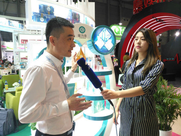 隆力奇市场部总监常树永接受媒体采访.jpg 隆力奇市场部总监常树永接受媒体采访.jpg