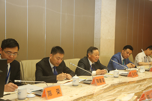 隆力奇董事长徐之伟在座谈会上发言.JPG 全国政协委员调研团蒋秋霞一行考察隆力奇