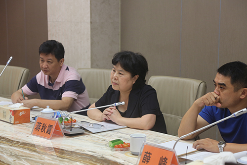 全国政协委员、提案委员会委员、中国诗酒文化协会会长蒋秋霞在座谈会上发言.JPG 全国政协委员调研团蒋秋霞一行考察隆力奇