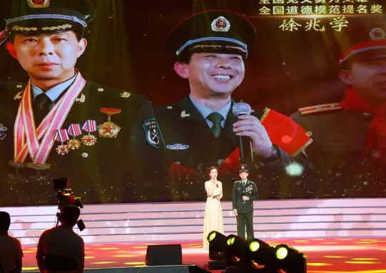 4.png 苏州绿叶董事长徐建成出席“致敬英雄”平安盐城见义勇为大型公益