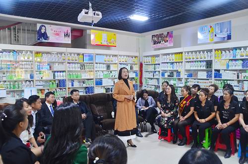 荣格孙小玲走访满洲里市场