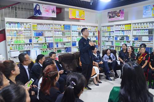 荣格孙小玲走访满洲里市场
