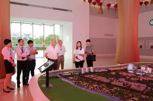 光彩集团总经理楼云飞一行参观考察隆力奇