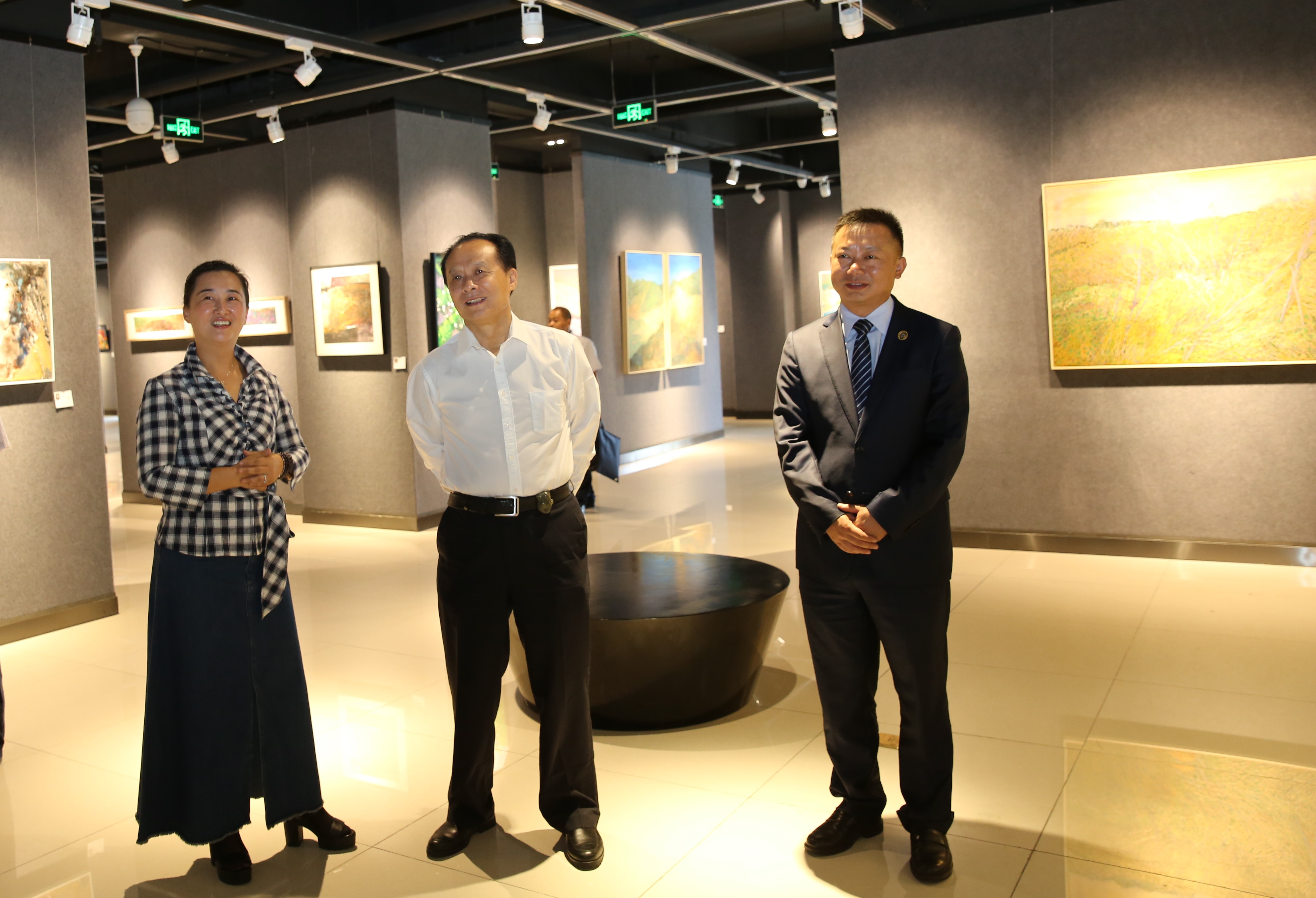 图3董事长耿福能,总经理耿越昌与艺术家孙蕾观展交流.jpg 图3董事长耿福能,总经理耿越昌与艺术家孙蕾观展交流.jpg