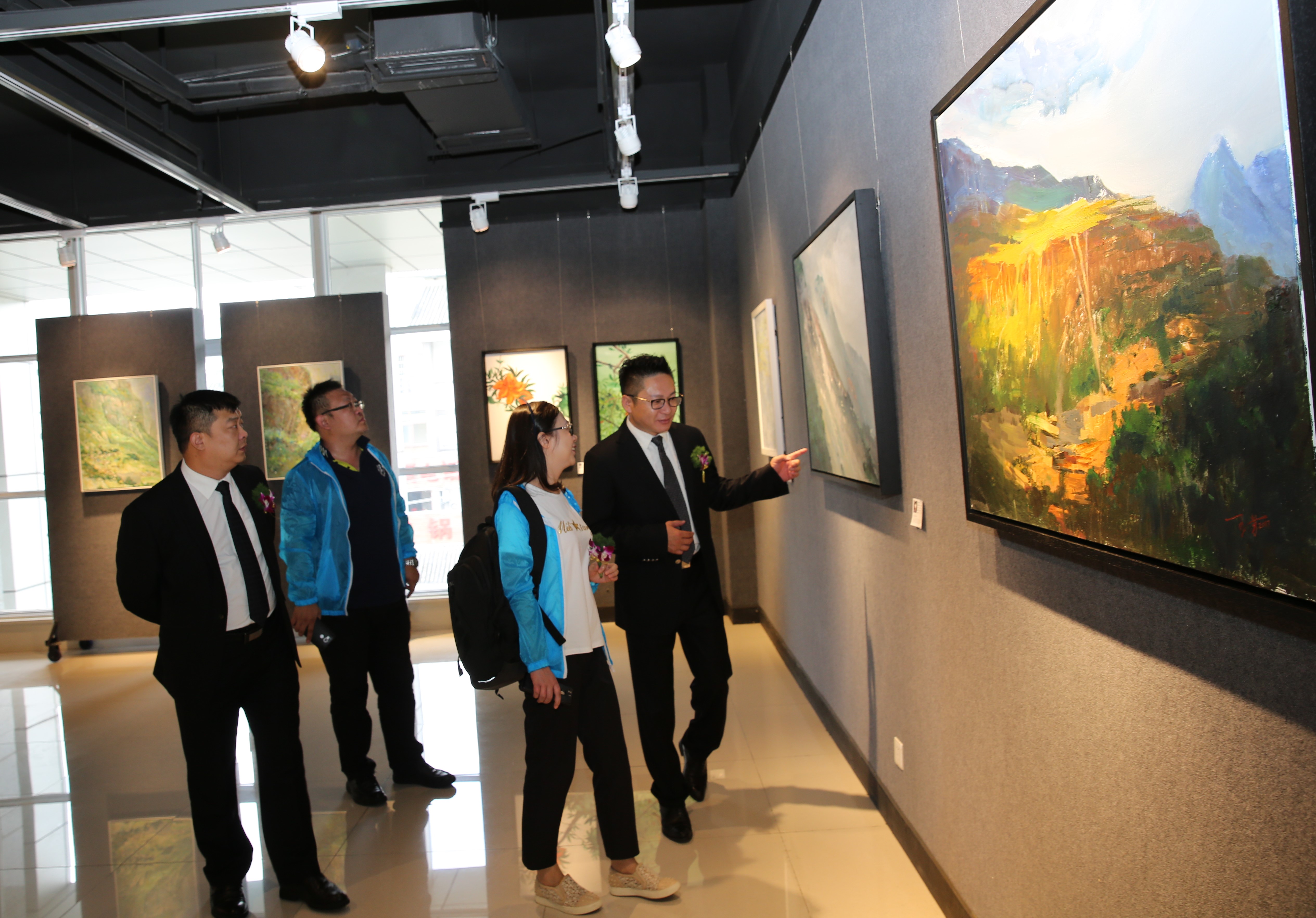 图6来宾观展.jpg 图6来宾观展.jpg