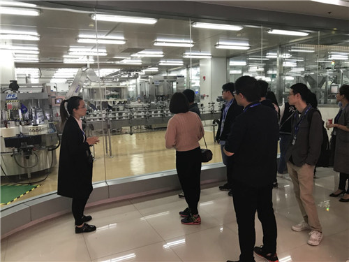 学员参观隆力奇人工智能4.0工厂