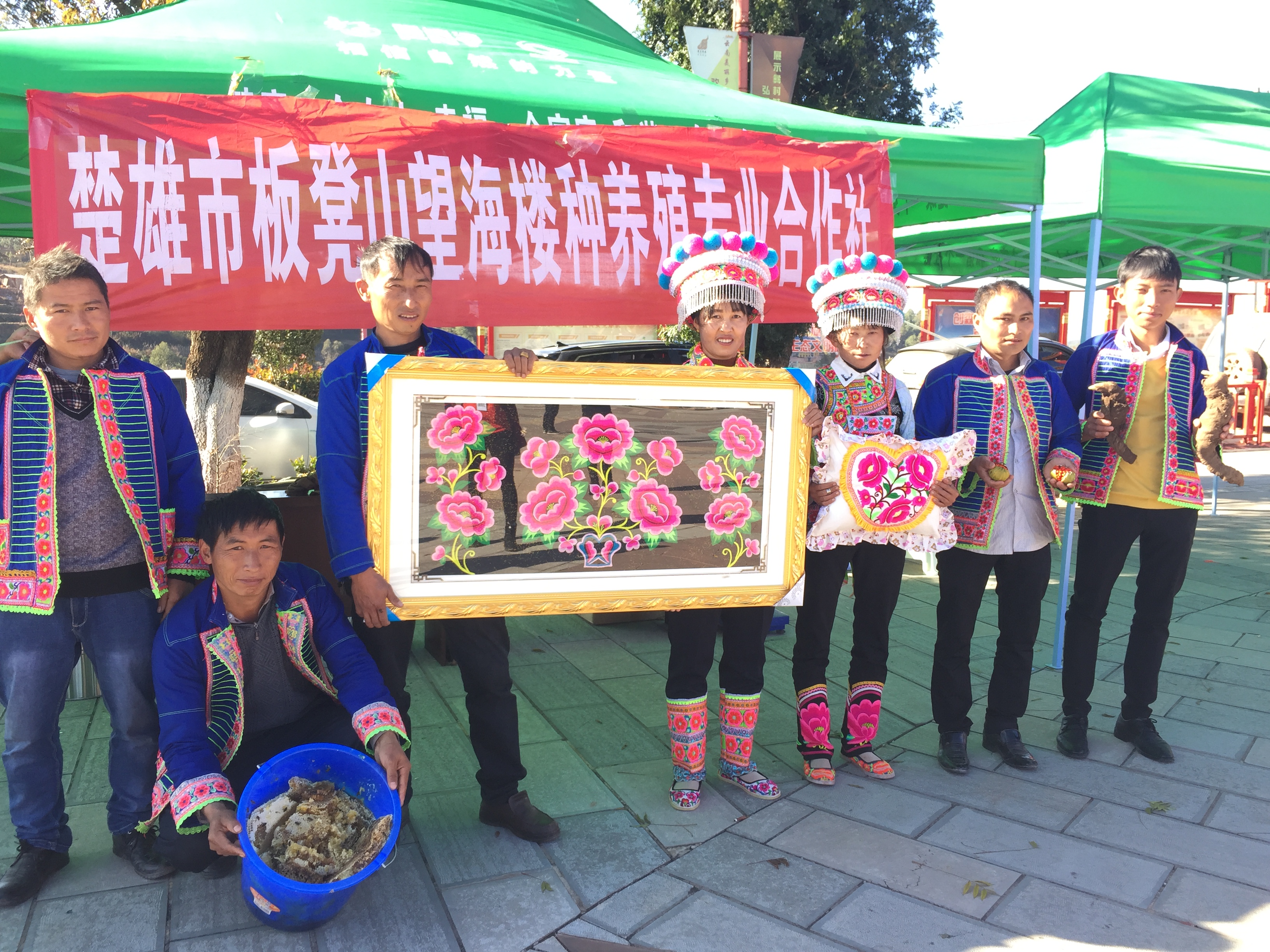图6,选购紫溪村农副产品.jpg 图6,选购紫溪村农副产品.jpg