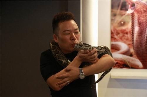 隆力奇走进普吉岛毒蛇研究中心 游主题公园
