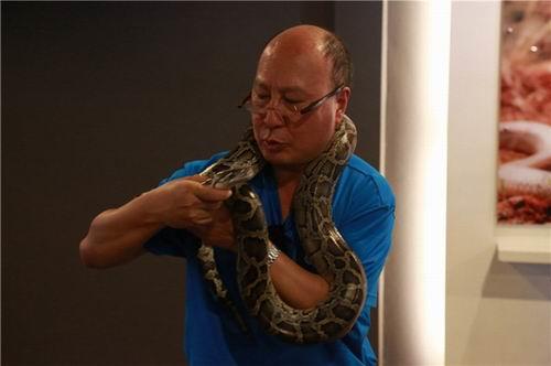 隆力奇走进普吉岛毒蛇研究中心 游主题公园