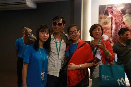 隆力奇走进普吉岛毒蛇研究中心 游主题公园