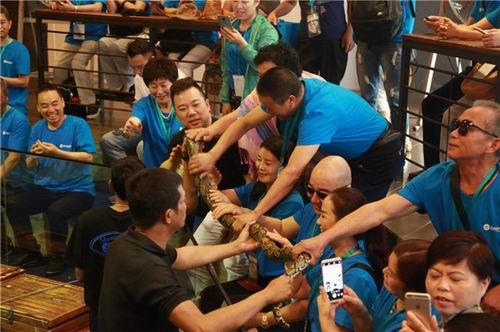 隆力奇走进普吉岛毒蛇研究中心 游主题公园