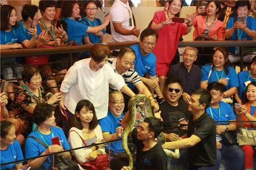 隆力奇走进普吉岛毒蛇研究中心 游主题公园
