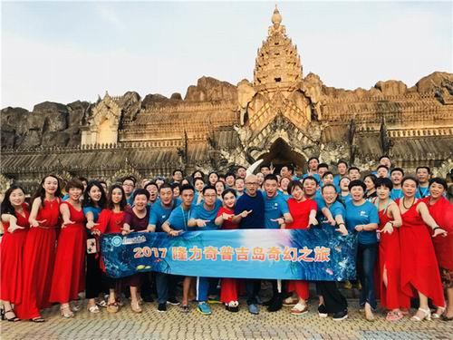 隆力奇走进普吉岛毒蛇研究中心 游主题公园