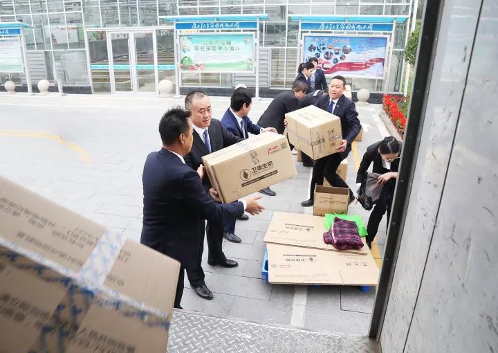 卫康千件衣物捐献西藏