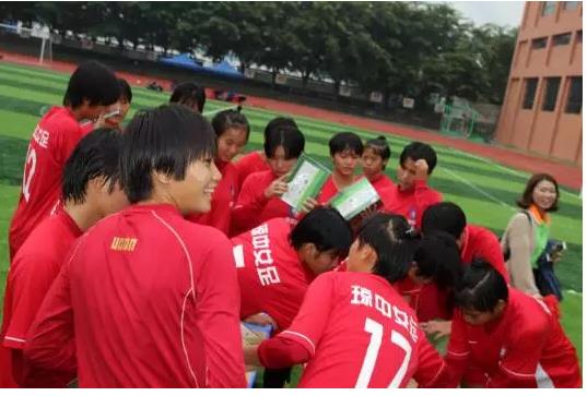 炎帝生物百年树人走进琼中,向琼中女足赠送营