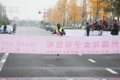 玫琳凯怡日健2017杭州国际女子马拉松开跑