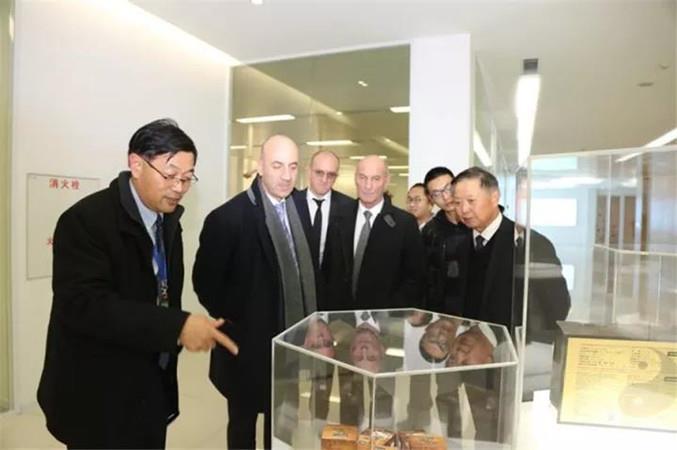 法国FAREVA公司董事长伯纳德·弗雷斯一行考察隆力奇