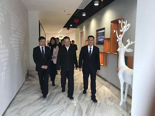 越秀区王焕清书记考察隆力奇亚洲区运营中心