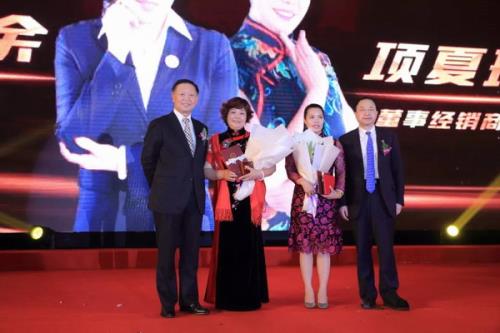 金亚麻荣耀盛典落幕 隆力奇徐之伟出席现场