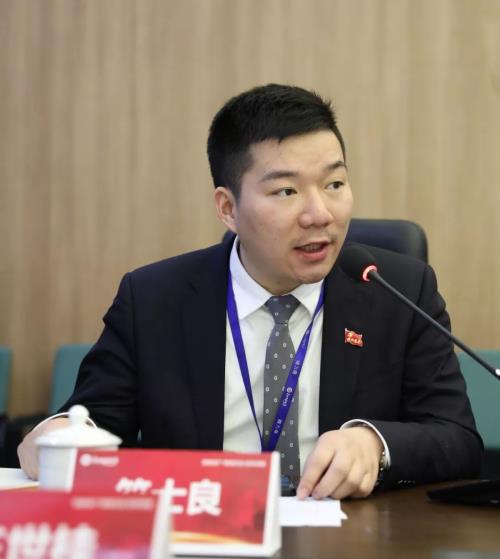 隆力奇集团公司党委举行党委班子组织生活会