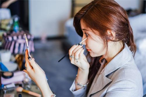 安利雅姿连续八年赞助釜山电影节 美丽绽放